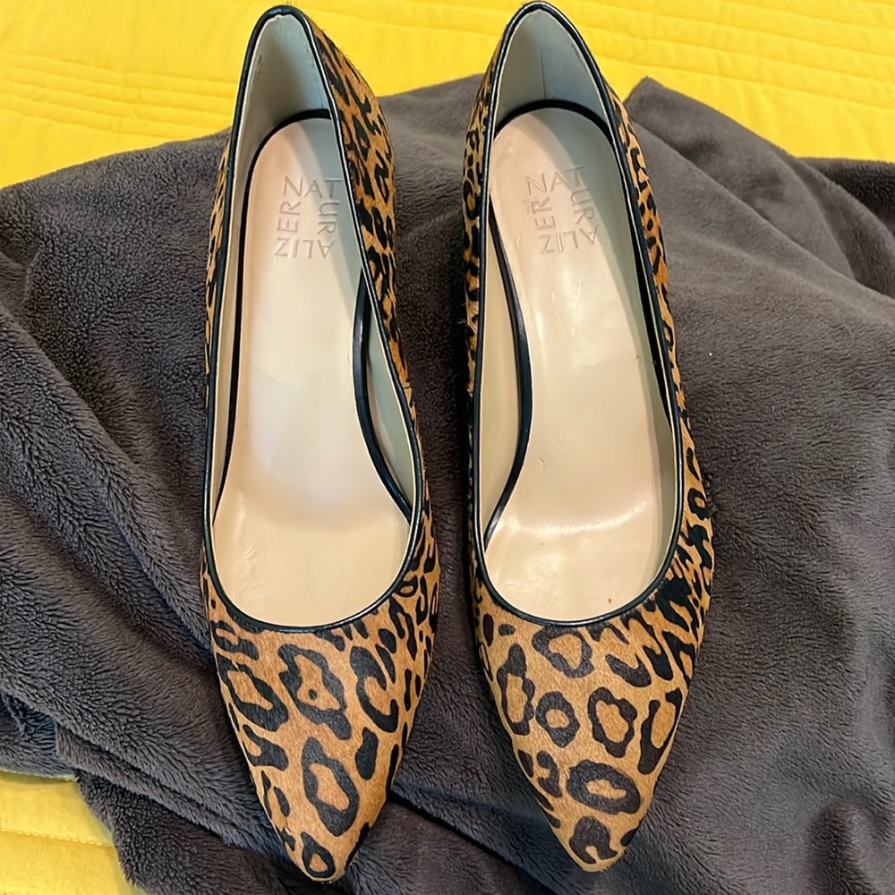 Naturalizer leopard print pumps